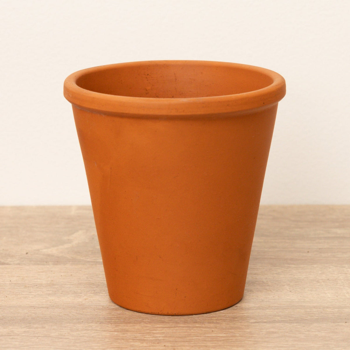 A lovely Terracotta Plant Pot, offering a strong, study home for all sorts of houseplant and outdoor plant varieties. Includes drainage holes.