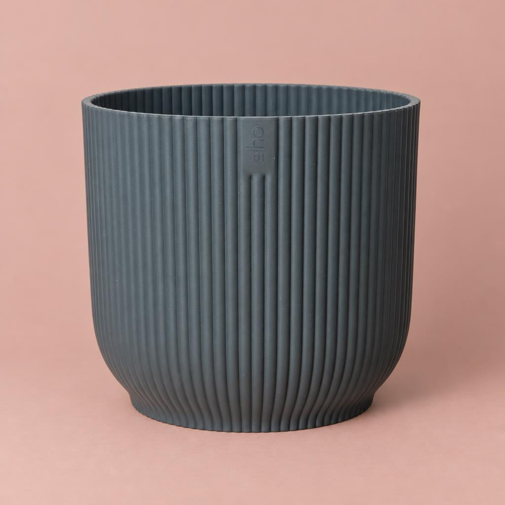 Vibes Fold plant pot in Anthracite with a wavy ribbed surface
