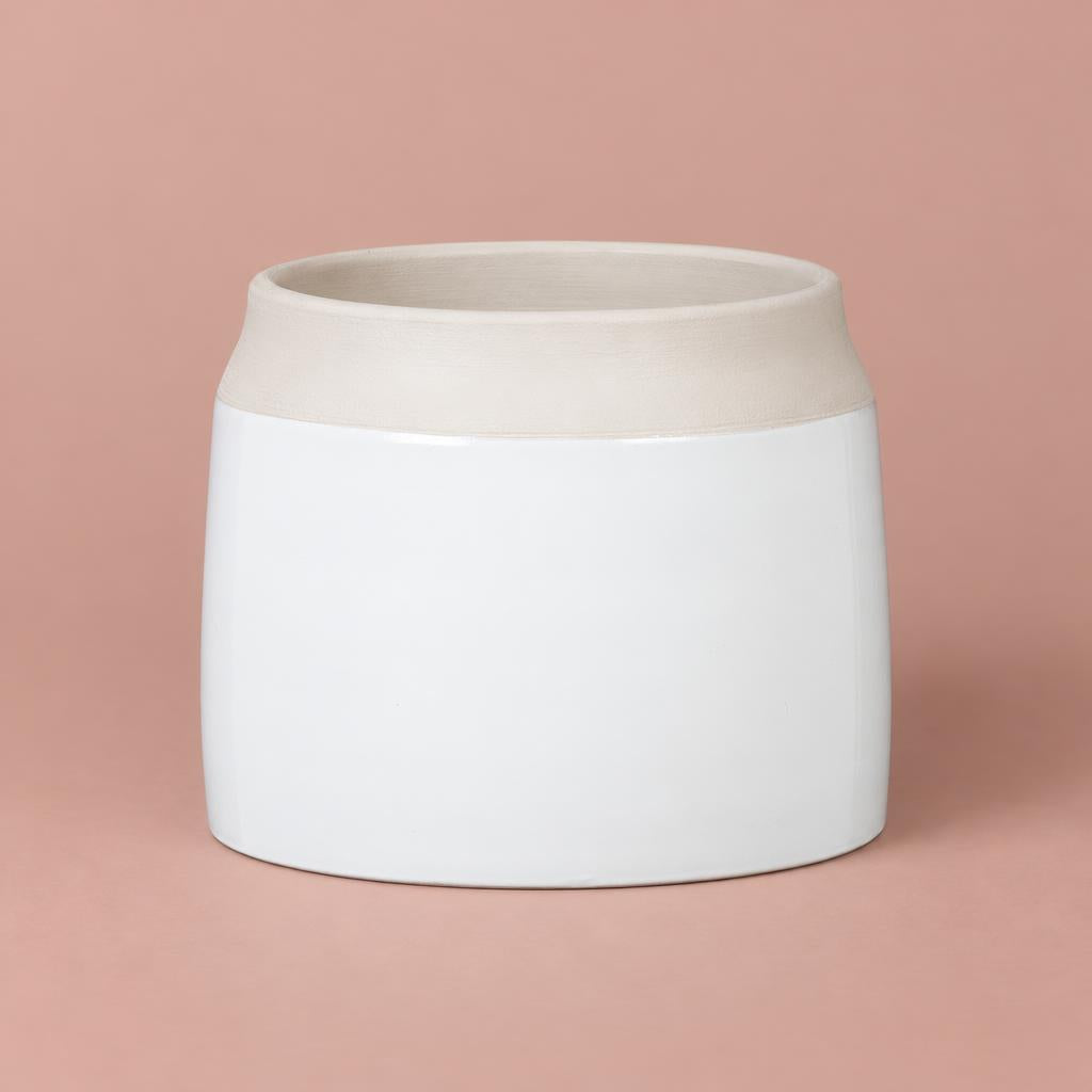 Jarro pot in Blanco with a soft white body, beige band around the opening and rounded shoulders